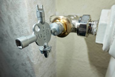 Stuttgart, Almanya - 01 Şubat 2022: Heimeier termostat valflerinde hidrolik dengeleme aracı. Eski radyatör modernize edilmiştir. Isıtıcıyı ayarla..