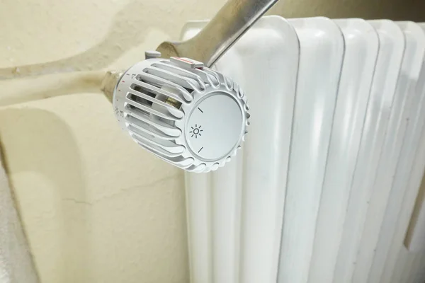 Τοποθέτηση Καλοριφέρ Για Θέρμανση Θερμοστάτης Κεφαλή Thermostatkopf Εκσυγχρονισμός Της Εγκατάστασης — Φωτογραφία Αρχείου