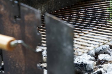 Parlak kömür ve ızgara ızgara. Pişirdikten sonra kirli barbekü pası.