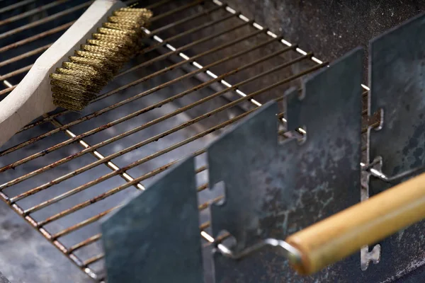 Wooden Wire Brush Cleaning Dirty Barbecue Grill — Stock Photo, Image