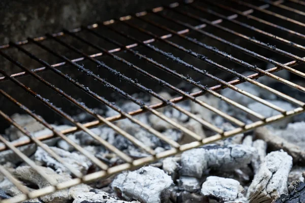 烧炭和烤烤烤架 烹调后的肮脏烧烤生锈 — 图库照片
