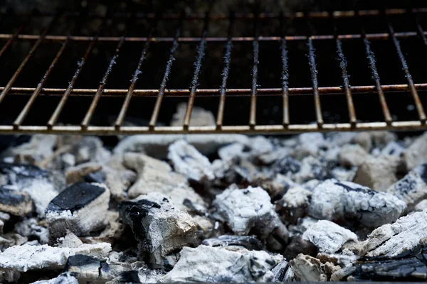 Grille Charbon Bois Incandescents Rouille Barbecue Sale Après Cuisson — Photo