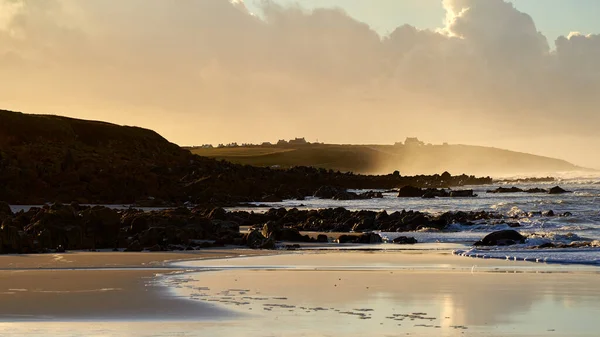 Brittany Sunrise Rocky Sandy Beach Spray Whips Rocks Sky Shines — Stock Photo, Image