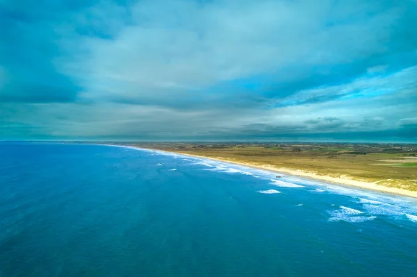 Vista Aérea Playa Francesa Bretaña Mar Con Olas Zona Rural —  Fotos de Stock