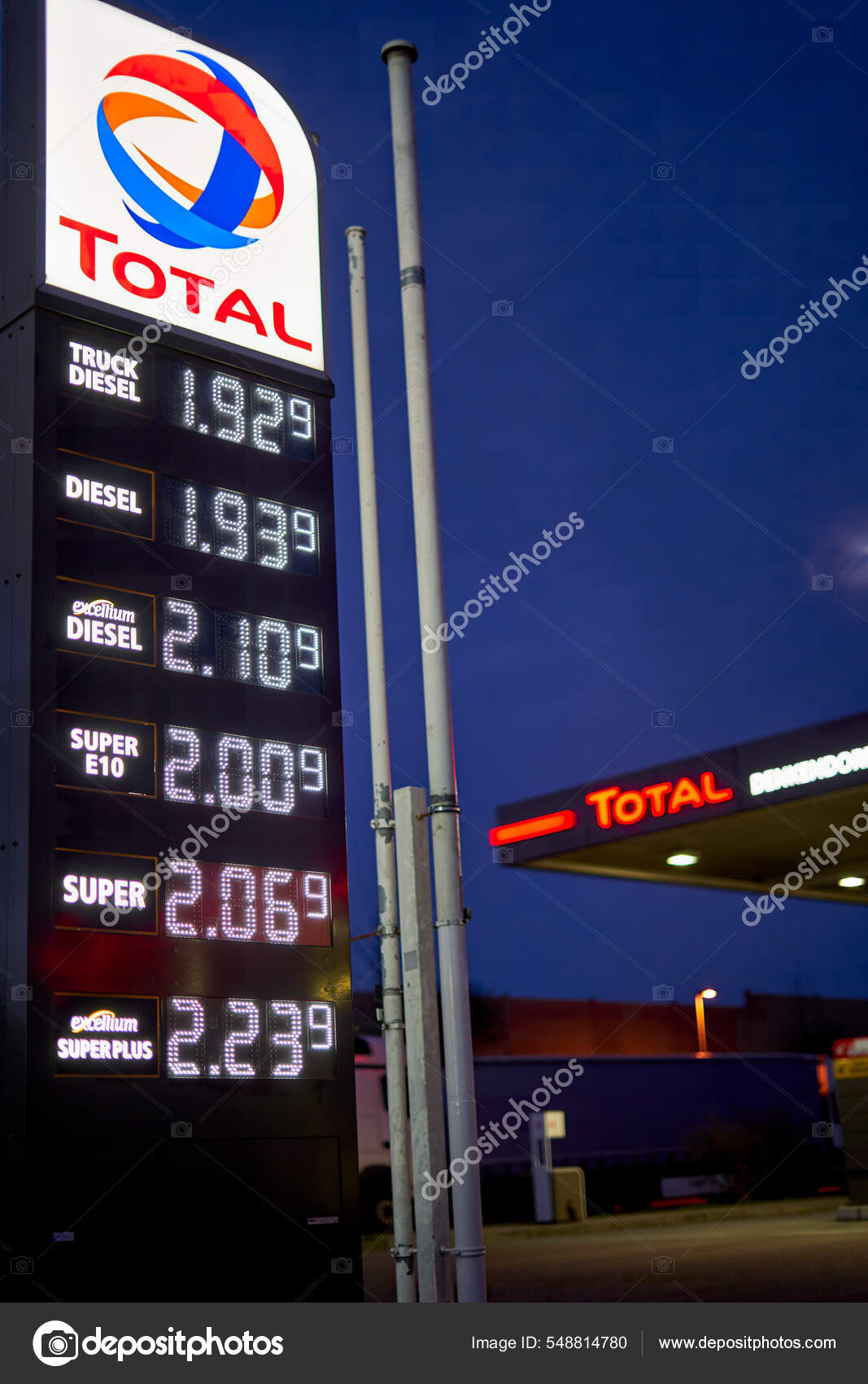 德国登肯多夫2022年2月19日晚上关闭加油站前的价格展示欧元燃料价格高且昂贵—— 库存社论照片© JanIsengard #548814780