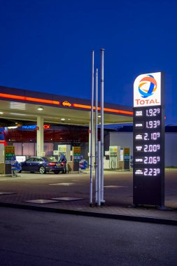 Denkendorf, Almanya - 19 Şubat 2022: Geceleri bir benzin istasyonunun önünde fiyat gösterimi. Avrupa 'da yüksek ve pahalı yakıt fiyatları. Toplam.