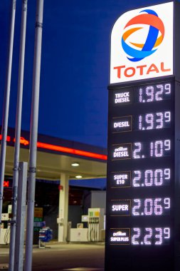 Denkendorf, Almanya - 19 Şubat 2022: Almanya 'da benzin fiyatları yüksek bir benzin istasyonundaki bir tabelayı kapatın. Toplam.