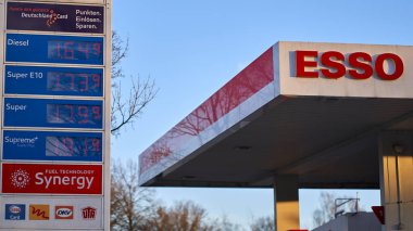 Nurtingen, Almanya - 19 Şubat 2022: Şafakta bir benzin istasyonunun önünde fiyat gösterimi. Avrupa 'da yüksek ve pahalı yakıt fiyatları. Esso..