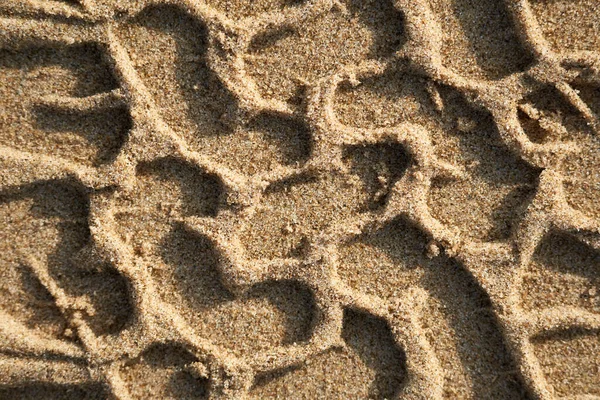 轮胎痕迹从上方印在沙滩上 理想的背景 — 图库照片