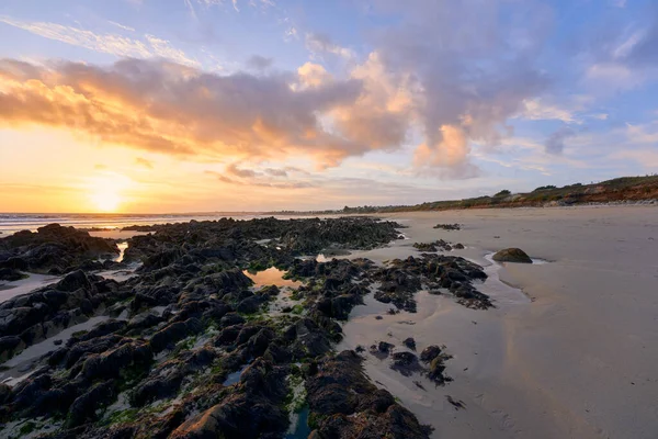 Puesta Sol Playa Piedras Primer Plano Cielo Para Copiar Espacio —  Fotos de Stock