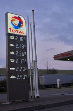 Denkendorf, Almanya - 07 Mart 2022: En yüksek benzin, dizel ve akaryakıt fiyatlarıyla fiyat tahtası. Avrupa 'daki toplam Alman benzin istasyonlarında en pahalı benzin ve petrol fiyatları.