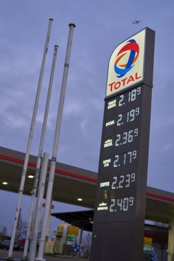 Denkendorf, Almanya - 07 Mart 2022: En yüksek benzin, dizel ve akaryakıt fiyatlarıyla fiyat tahtası. Avrupa 'daki toplam Alman benzin istasyonlarında en pahalı benzin ve petrol fiyatları.