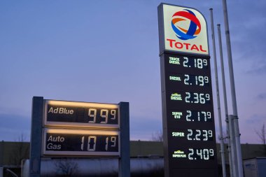 Denkendorf, Almanya - 07 Mart 2022: En yüksek benzin, dizel ve akaryakıt fiyatlarıyla fiyat tahtası. Avrupa 'daki toplam Alman benzin istasyonlarında en pahalı benzin ve petrol fiyatları.