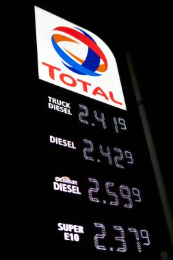 Denkendorf, Almanya - 09 Mart 2022: Price yönetim kurulunu yüksek benzin, dizel ve akaryakıt fiyatlarıyla kapatın. Avrupa 'daki Alman Toplam benzin istasyonundaki en pahalı benzin ve petrol fiyatları.