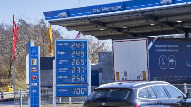 Sindelfingen, Almanya - 10 Mart 2022: Yüksek benzin, dizel ve akaryakıt fiyatlarıyla fiyat tahtası. Avrupa 'daki Alman aral dolum istasyonunda en pahalı benzin ve petrol fiyatları.