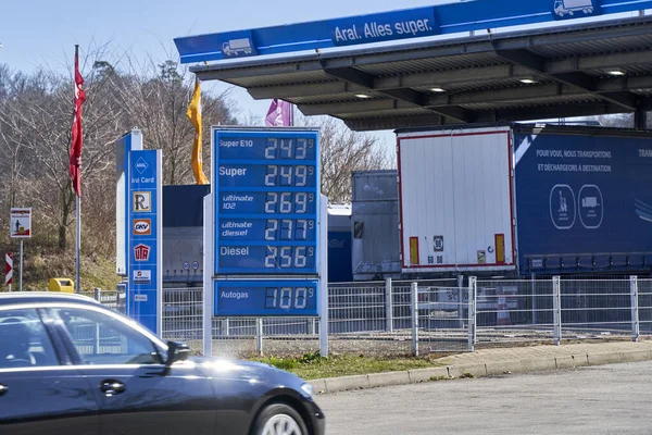 Sindelfingen, Almanya - 10 Mart 2022: Yüksek benzin, dizel ve akaryakıt fiyatlarıyla fiyat tahtası. Avrupa 'daki Alman aral dolum istasyonundaki en pahalı benzin ve petrol fiyatları. Araba hareket halinde.