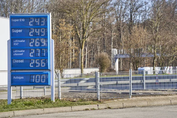 Sindelfingen, Almanya - 10 Mart 2022: Yüksek benzin, dizel ve akaryakıt fiyatlarıyla fiyat panosunu kapatın. Avrupa 'daki Alman aral dolum istasyonunda en pahalı benzin ve petrol fiyatları.