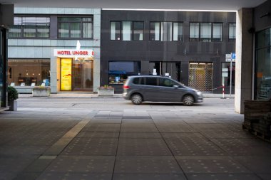 Stuttgart, Almanya - 06 Ocak 2022: Şehir Oteli. Kapılı giriş. Araba hareketi bulanıklaştı. Stuttgart, Almanya 'da konaklama için bina.