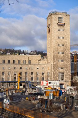 Stuttgart, Almanya - 06 Ocak 2022: İnşaat alanı demiryolu projesi Stuttgart 21 şehirde. Ana istasyon binası.