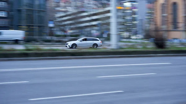 Stuttgart Januar 2022 Fahrzeug Mit Geschwindigkeit Silberner Mercedes Fährt Auf — Stockfoto