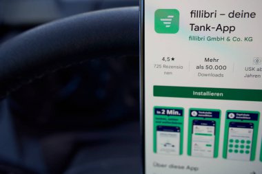Stuttgart, Almanya - 11 Mart 2022: Akıllı telefon uygulaması Fillibri tank uygulaması, her zaman en ucuz benzin istasyonunu (Tankstelle) bulur. Arabada simge başlatıcı ekranda.