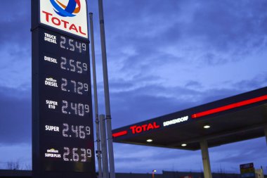 Denkendorf, Almanya - 14 Mart 2022: Yüksek benzin, dizel ve akaryakıt fiyatlarıyla fiyat tahtası. Avrupa 'daki Alman Toplam Benzin İstasyonu' ndaki (Tankstelle) en pahalı benzin ve petrol fiyatları. Sabah....