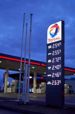 Denkendorf, Almanya - 14 Mart 2022: Yüksek benzin, dizel ve akaryakıt fiyatlarıyla fiyat tahtası. Avrupa 'daki Alman Toplam Benzin İstasyonu' ndaki (Tankstelle) en pahalı benzin ve petrol fiyatları. Sabah....