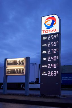 Denkendorf, Almanya - 14 Mart 2022: Yüksek benzin, dizel ve akaryakıt fiyatlarıyla fiyat tahtası. Avrupa 'daki Alman Toplam Benzin İstasyonu' ndaki (Tankstelle) en pahalı benzin ve petrol fiyatları. Kamyon grevi.
