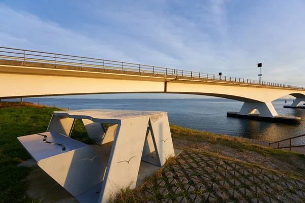 Скамейка Сидения Перед Мостом Сееланд Южной Голландии Структура Светится Оранжевым — стоковое фото