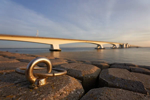 Стальные Кольца Дамбе Булыжников Сееландский Мост Южной Голландии Ведет Через — стоковое фото