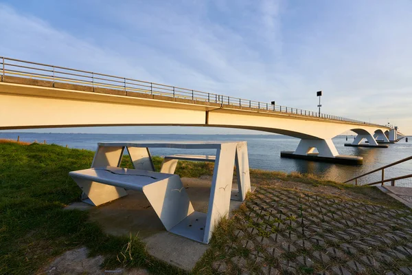 Скамейка Сидения Перед Мостом Сееланд Южной Голландии Структура Светится Оранжевым — стоковое фото
