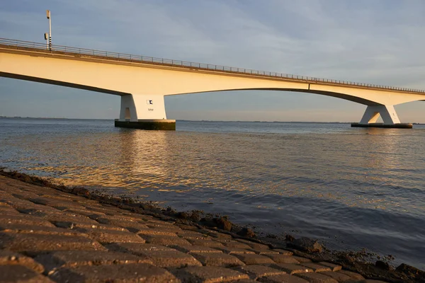 Brückenbau Die Zeeland Bridge Südholland Verbindet Das Festland Miteinander Abendaufnahme — Stockfoto