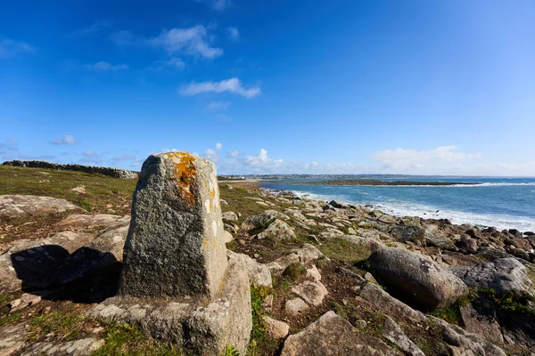 Piedra Límite Costa Bretona Paisaje Con Agua Mar Contra Cielo —  Fotos de Stock