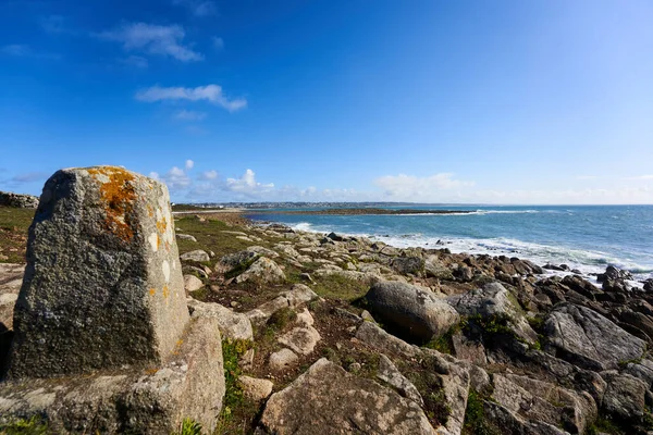 Piedra Fronteriza Costa Bretona Paisaje Con Agua Mar Contra Cielo —  Fotos de Stock