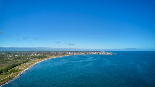 法国海滩的空中景观 城市在顶部 蓝色海水和天空为文字自由空间 Brittany Kerfriant Ster — 图库照片