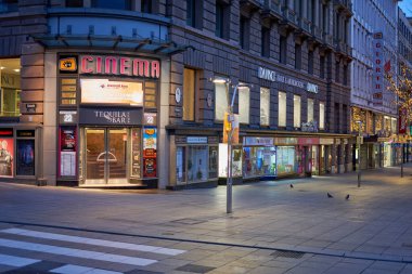 Stuttgart, Almanya - 06 Ocak 2022: Stuttgart 'taki şehir sineması. Sabahın erken saatlerinde kapısı olan bir giriş. Arkaplanda Güvercinler.