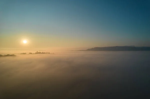 Paysage Tourné Dessus Brouillard Soleil Jaune Levant Horizon Panorama Avec — Photo