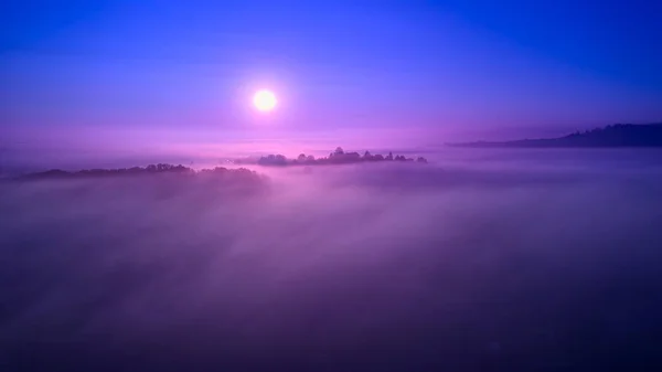 Słońce Wschodzi Nad Mgłą Mała Wioska Otoczona Drzewami Fantazja Krajobrazowa — Zdjęcie stockowe