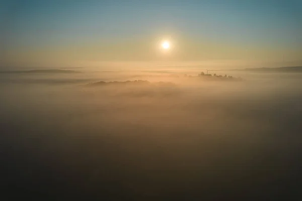 Пейзаж Тумане Над Маленькой Деревушкой Германии Восходящее Солнце Голубом Небе — стоковое фото
