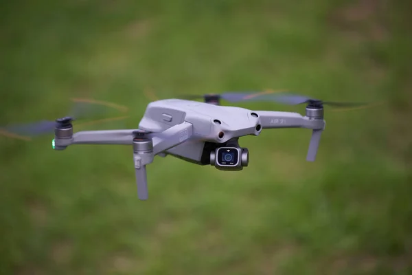 Nurtingen, Almanya - 26 Haziran 2021: Modern Dji Air 2 'nin dronu. Algılayıcıları ve 1 inçlik kamerası olan gri bir çoklu helikopter. Yeşil çayır alan derinliği. Yüksek açı görünümü.