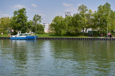 Stuttgart, Almanya - 22 Nisan 2022: Nehir kıyısında polis kontrolü. Subaylar balıkçıları çadırda kontrol eder..