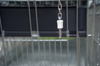 Siyah koltuklu bir alışveriş arabasının önünde güvenlik önlemi. Plastik ve çelikten yapılmış bir zincir. Arka görünüm.
