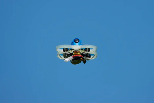 Malá Drone Modrá Také Závodní Nádvoří Ochrannou Gondolou Bílé Modrou — Stock fotografie