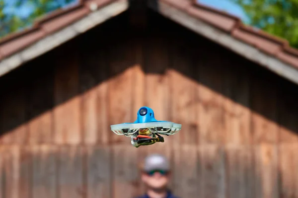 Pequeño Dron También Raza Quad Azul Controlado Con Precisión Por —  Fotos de Stock