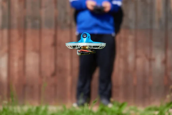 Piccolo Drone Anche Corsa Quad Blu Controllato Con Precisione Dal — Foto Stock