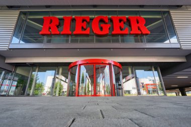 Goppingen, Almanya - 21 Mayıs 2020: Mbel (mobilya) Rieger, ana girişteki döner kapı, büyük kırmızı harfler, derin perspektif, geniş açı. Goeppingen.