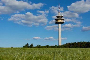 Ölçüm aletleri ile büyük hava istasyonu, yeşil arpa tarlası (Hordeum vulgare) ve gri bulutlu mavi gökyüzü. Stoetten, Almanya.