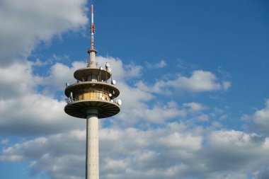 Stotten 'daki meteoroloji istasyonu, akşam saatlerinde mavi gökyüzü ve yeşil ormanın ortasındaki ana konu aşağıdan fotoğraflandı. Stoetten, Almanya.