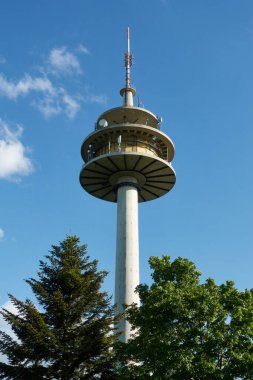 Stotten 'daki meteoroloji istasyonu, akşam saatlerinde mavi gökyüzü ve yeşil ormanın ortasındaki ana konu aşağıdan fotoğraflandı. Stoetten, Almanya.