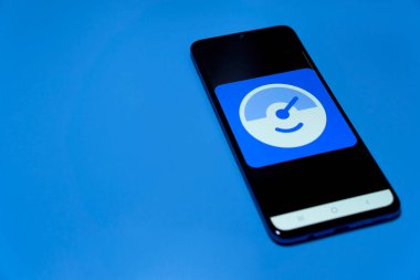 Stuttgart, Almanya - 10 Nisan 2022: Yakıt ve benzin fiyatı uygulamalı akıllı telefon (bertha, Mercedes-benz ag). Ucuz yakıt. Yüksek benzin ve petrol masraflarını düşür. Mavi üzerine izole edilmiş..